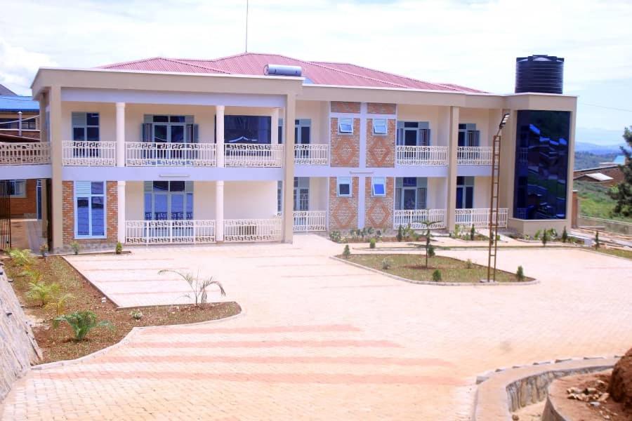 una grande casa con un grande cortile di fronte di Centre d'Accueil Casa dell'Annunciazione Rusizi- Kamembe- Cyangugu -Rwanda a Cyangugu