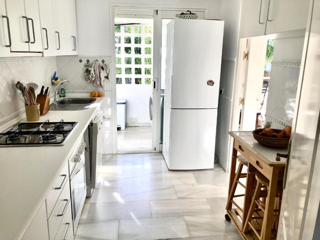 Kuchyňa alebo kuchynka v ubytovaní Duplex vistas al golf Guadalmina Marbella