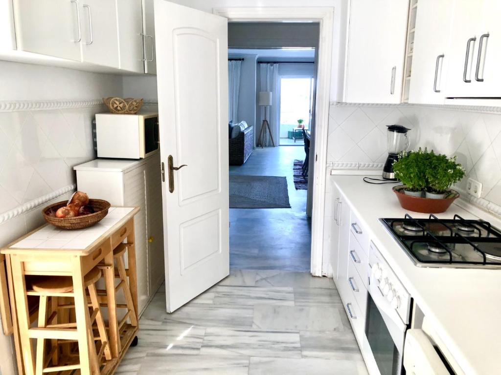 Kuchyňa alebo kuchynka v ubytovaní Duplex vistas al golf Guadalmina Marbella