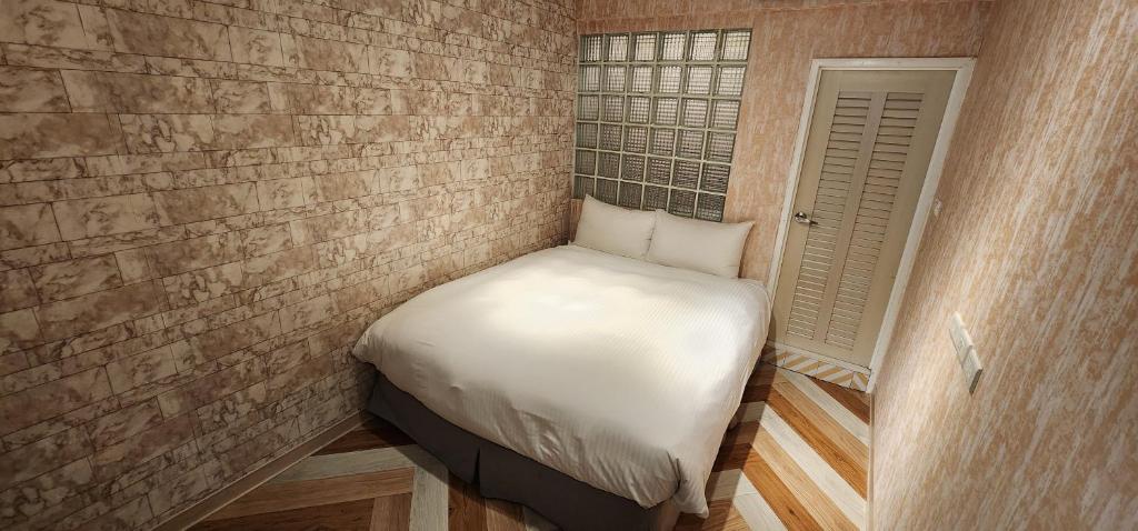 Postel nebo postele na pokoji v ubytování 慶爾喜旅館長沙館Cheers Loft Self Check-in Hotel