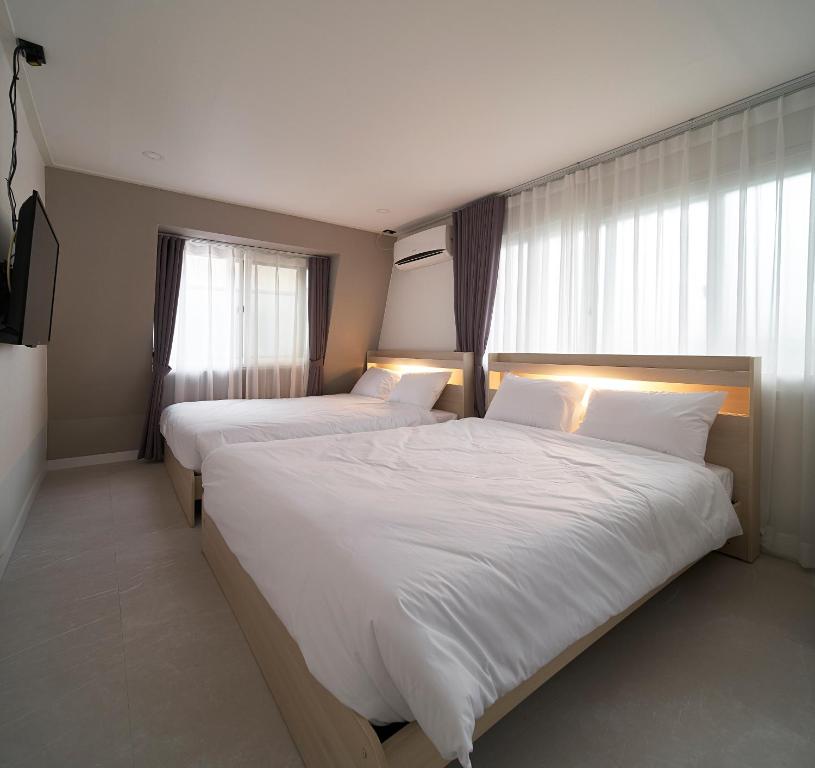 Un pat sau paturi într-o cameră la Jinsim House in Hongdea
