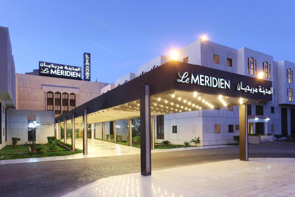 un edificio con una señal delante de él en Le Meridien Medina, en Medina