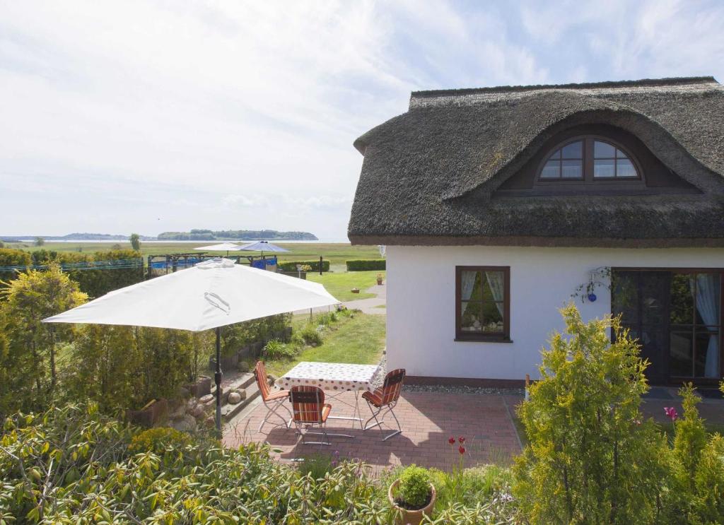 Reetdach_Ferienhaus mit Terrasse, Groß Zicker (aktualisierte Preise für