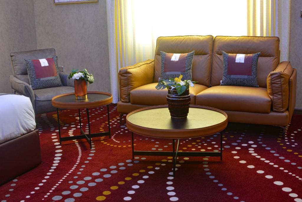 Posezení v ubytování Redwaves Hotel فندق ريدويفز