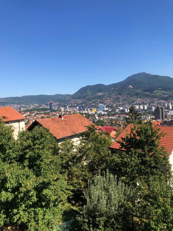 uma vista para uma cidade com edifícios e árvores em Sarajevo View Apartment em Sarajevo