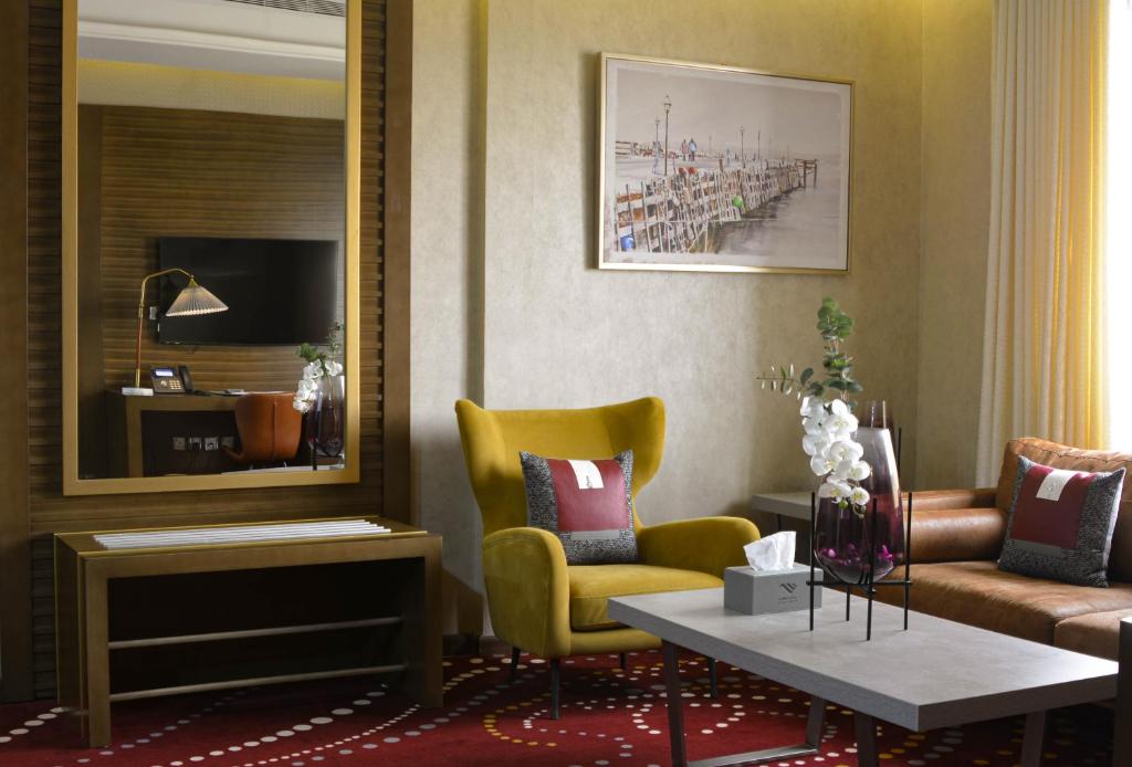 Posezení v ubytování Redwaves Hotel فندق ريدويفز