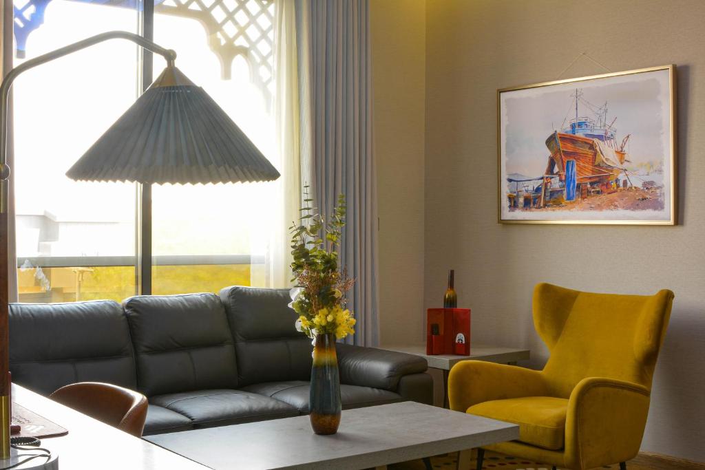 Posezení v ubytování Redwaves Hotel فندق ريدويفز