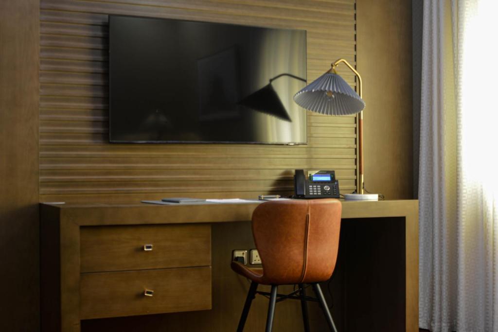 TV a/nebo společenská místnost v ubytování Redwaves Hotel فندق ريدويفز