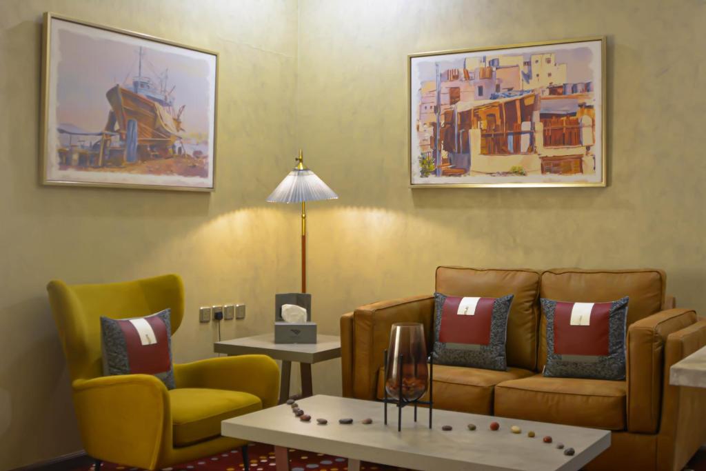 Posezení v ubytování Redwaves Hotel فندق ريدويفز