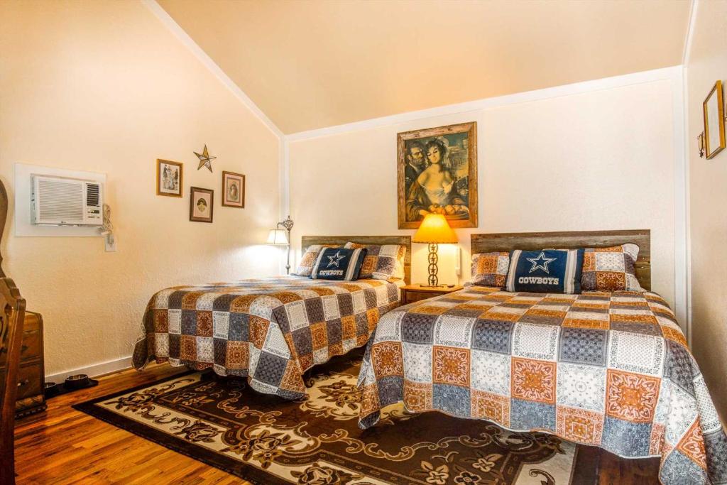 1 Cabaret Bandera Tin Star Bandera, TX, Bandera (updated prices 2024)