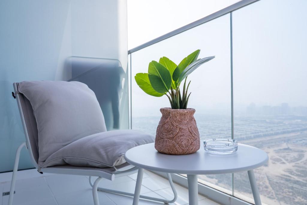 Posezení v ubytování Floral Charm studio in Damac Hills by Suiteable