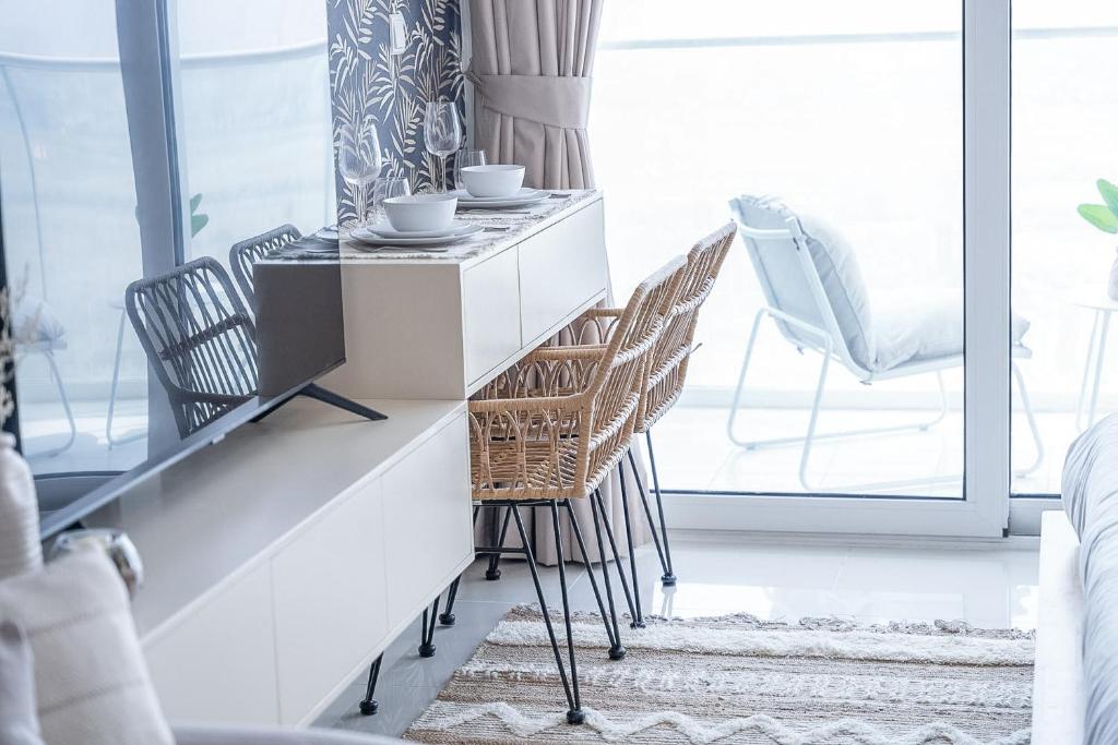 Posezení v ubytování Floral Charm studio in Damac Hills by Suiteable