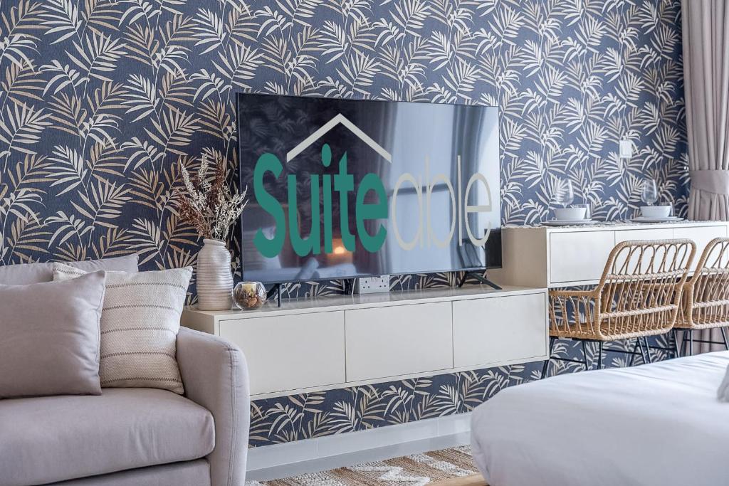 Posezení v ubytování Floral Charm studio in Damac Hills by Suiteable