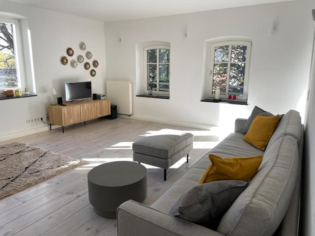 ein Wohnzimmer mit einem Sofa und einem TV in der Unterkunft Haus mit Türmchen in Solingen