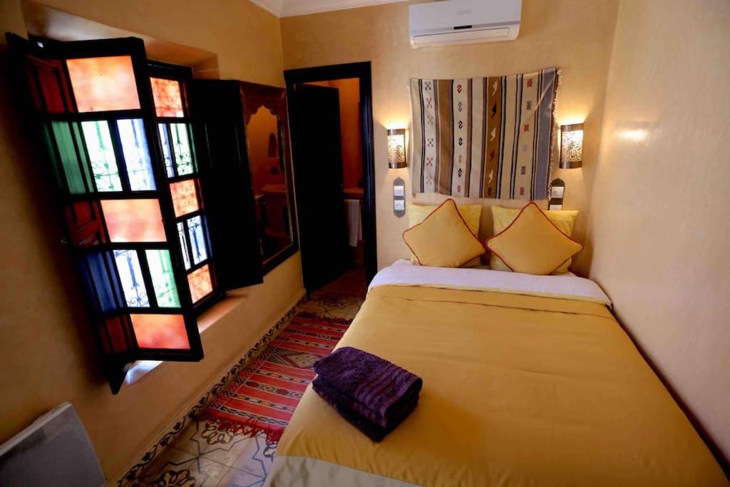 una camera con letto e vetrate istoriate di Riad En exclusivité a 99 euros avec 5 chambres a Marrakech