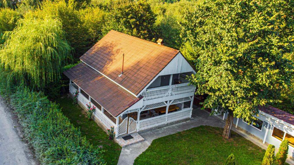ポルンバク・デ・ススにあるCabana La Tibyの屋根付きの家屋の上面