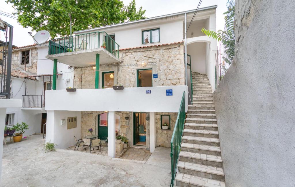 een huis met een trap daarheen bij Apartments History in Split