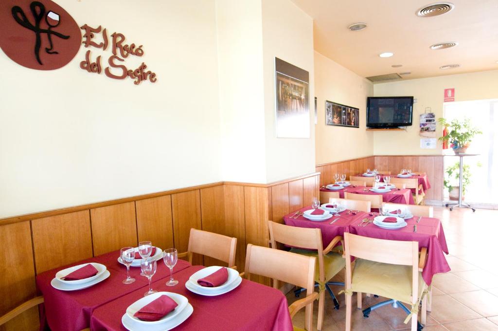 Televízia a/alebo spoločenská miestnosť v ubytovaní Hotel Ciutat De Sant Adria