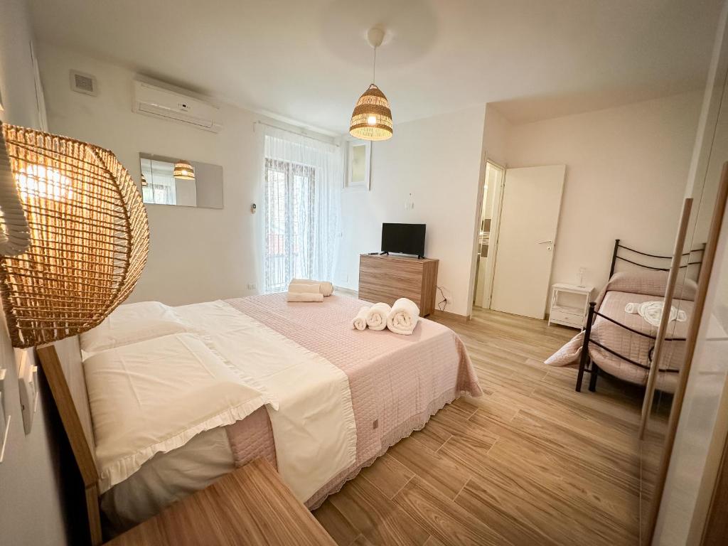 - une chambre avec un lit et 2 serviettes dans l'établissement B&B Il vicoletto, à Pratola Peligna