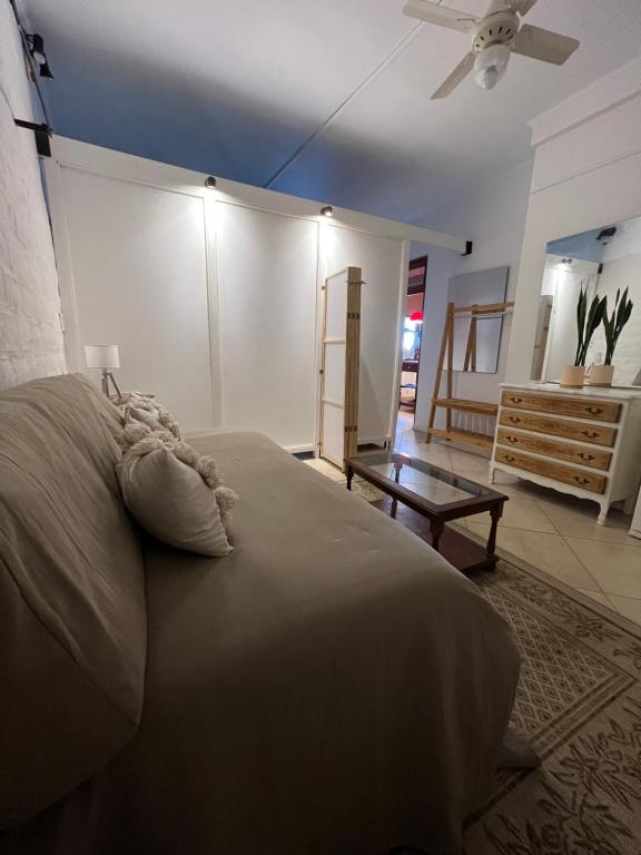 um quarto com uma cama e uma ventoinha de tecto em Casa Rocamora - Victoria Entre Ríos em Victoria