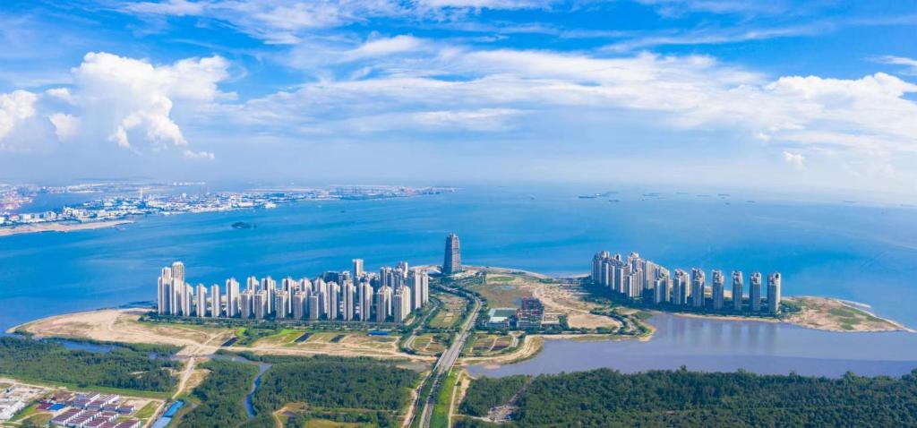 Et luftfoto af Xtu 2Bedroom Sea View at Forest City--民宿