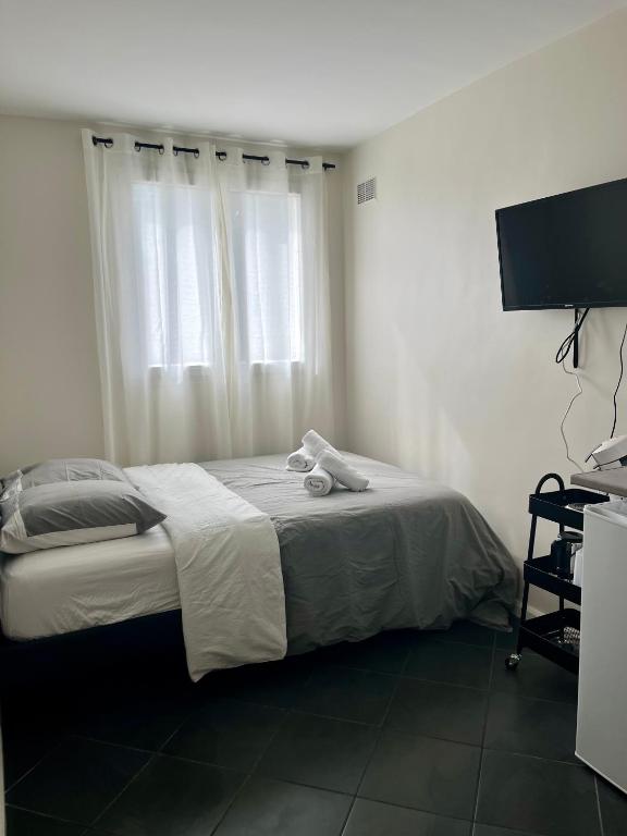 a bedroom with a bed with a teddy bear on it at Studio à Alfortville Gare RER D Maisons-Alfort Alfortville in Alfortville