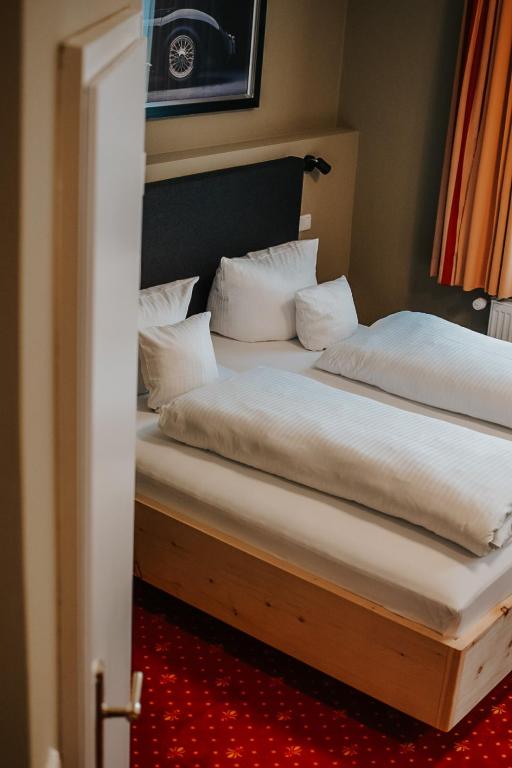 Postel nebo postele na pokoji v ubytování Hotel Fletzinger