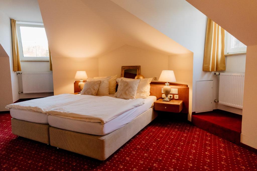Postel nebo postele na pokoji v ubytování Hotel Fletzinger