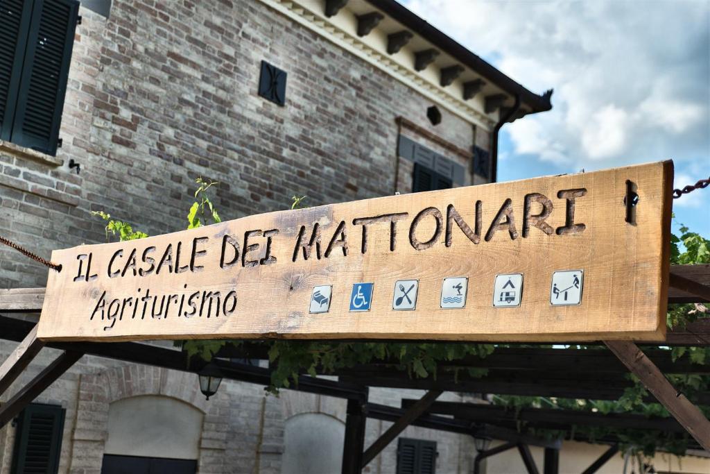 un panneau devant un bâtiment dans l'établissement Casale Dei Mattonari, à Giano dellʼUmbria