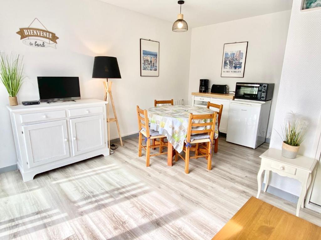 Køkken eller tekøkken på ÎLE D OLÉRON Charmante Maison Oléronaise & Piscine chauffée