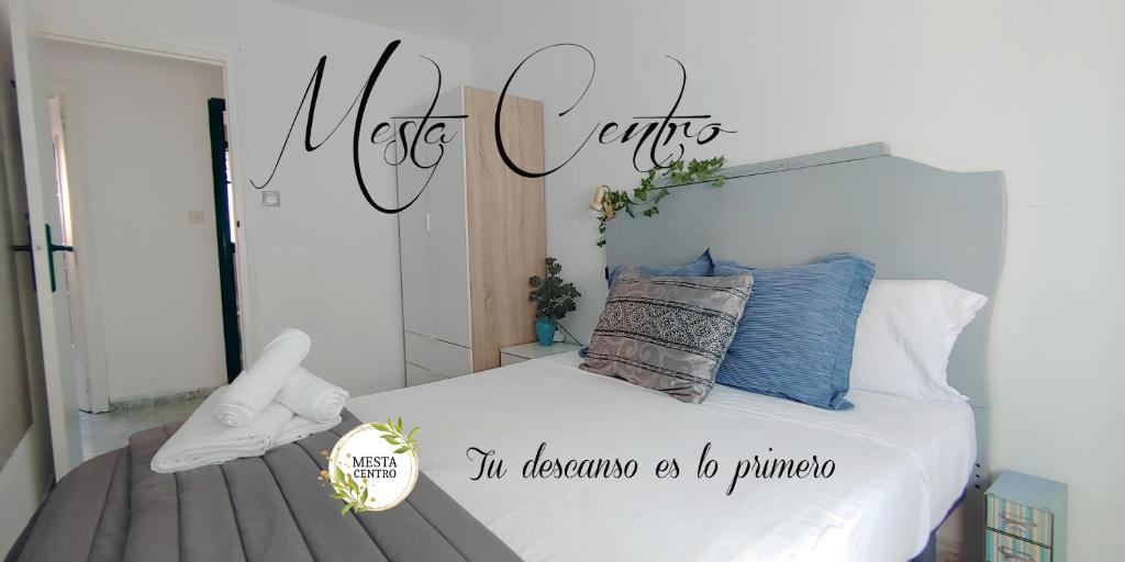 Un dormitorio con una cama con un cartel. en MESTA CENTRO, en Soria