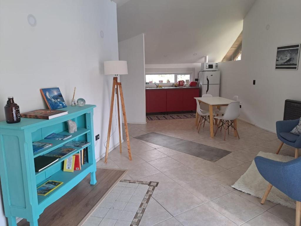 a living room with a blue cabinet and a kitchen at El Refugio Nuevo y cómodo depto Excelente ubicacion in San Carlos de Bariloche
