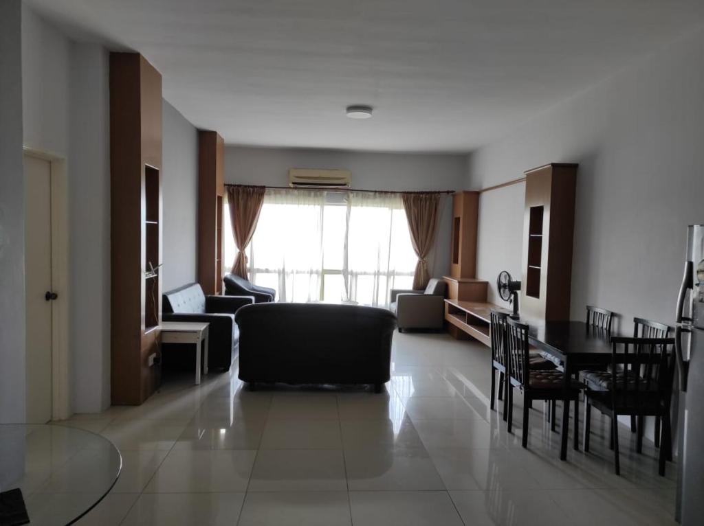 sala de estar con sofá y mesa en Dream East Lake, en Seri Kembangan