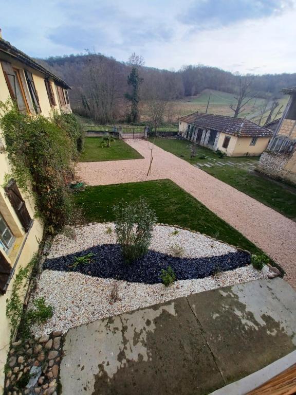 a garden with rocks and plants in a yard at Au jardin du lac in Gaussan