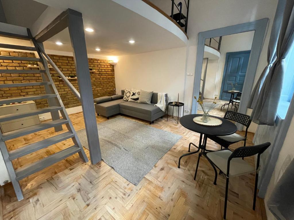 ein Wohnzimmer mit einem Sofa und einem Tisch in der Unterkunft Blue Mirror Apartment in Budapest