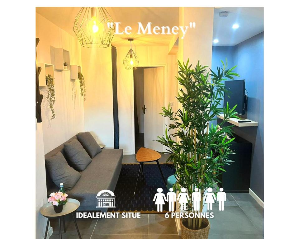 ein Wohnzimmer mit einem Sofa und einer Pflanze in der Unterkunft Le Meney in Grenoble