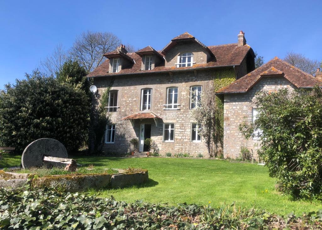 an old stone house with a large yard at La Pommeraie Champsecret in Champsecret