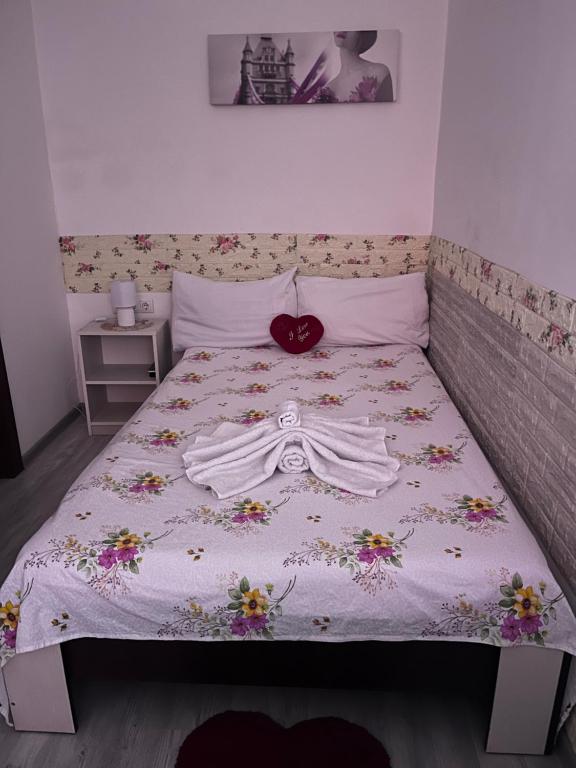 een slaapkamer met een bed met een jurk erop bij Small Studio2 in Sibiu