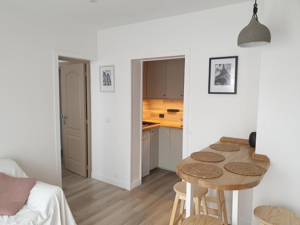 eine Küche und ein Esszimmer mit einem Tisch im Zimmer in der Unterkunft cosy appartment - Clamart Percy Paris in Clamart