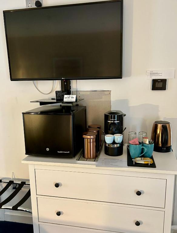 a tv sitting on top of a dresser at Lochindaal Hotel in Port Charlotte