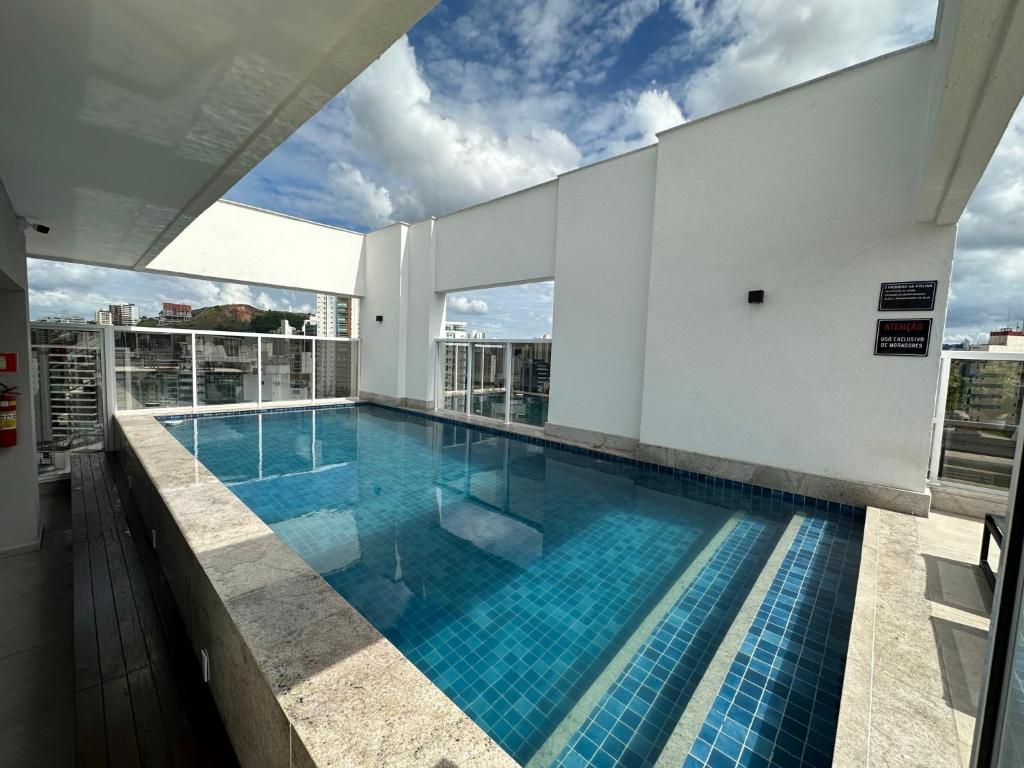 a swimming pool on the roof of a building at Stúdio Royal Central piscina/academia/coworking in Juiz de Fora