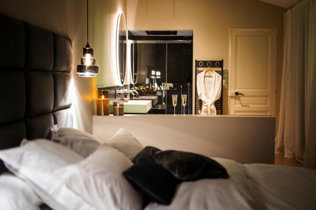 Posteľ alebo postele v izbe v ubytovaní Hédoné Suite de luxe et Spa privatif