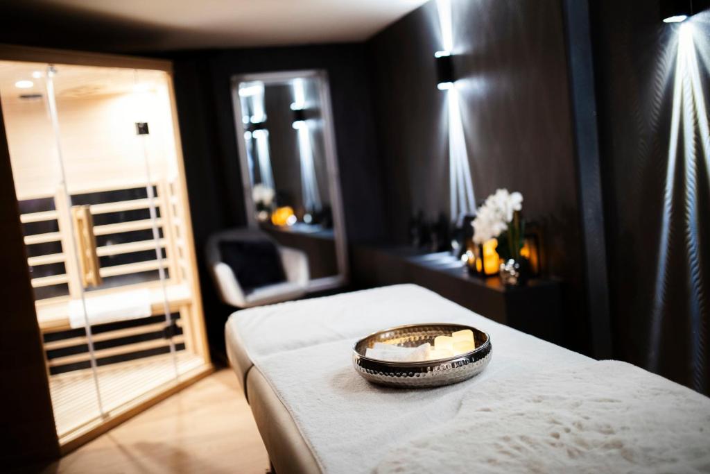 Posteľ alebo postele v izbe v ubytovaní Hédoné Suite de luxe et Spa privatif