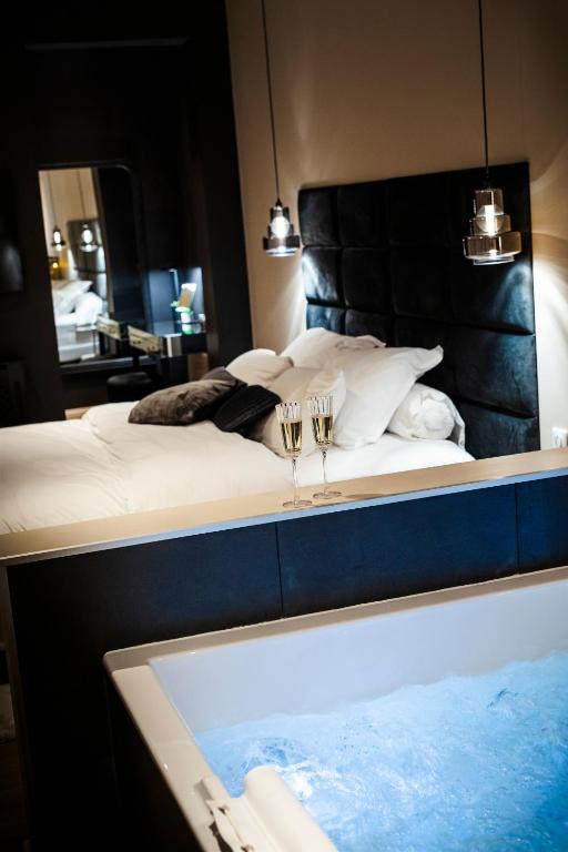 Posteľ alebo postele v izbe v ubytovaní Hédoné Suite de luxe et Spa privatif