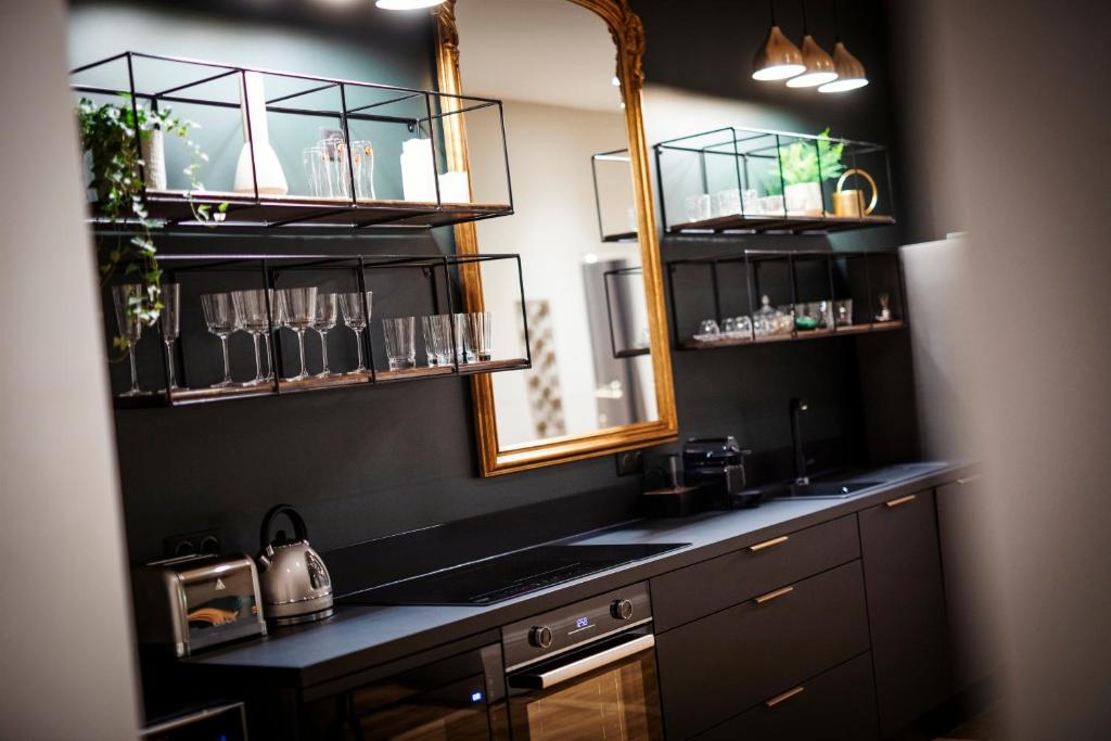Kuchyňa alebo kuchynka v ubytovaní Hédoné Suite de luxe et Spa privatif