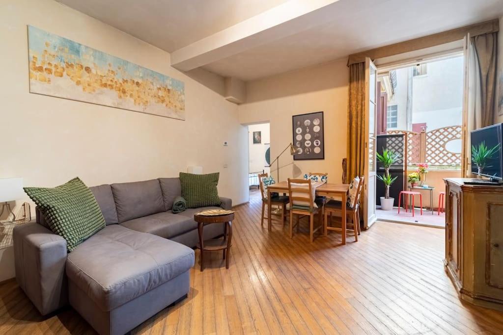 a living room with a couch and a table at Appartamento elegante e centrale La Foglia D'Oro in Bologna