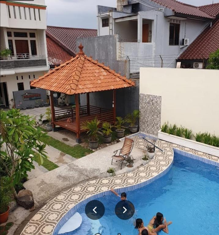 Bazén v ubytování Solo Nadamax City Guest House Syariah nebo v jeho okolí