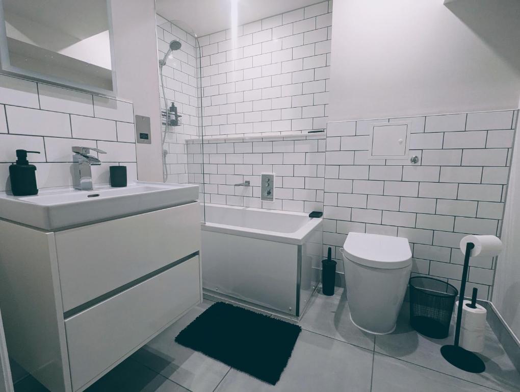 Ένα μπάνιο στο Double bedroom, private bathroom with free parking in Town Centre