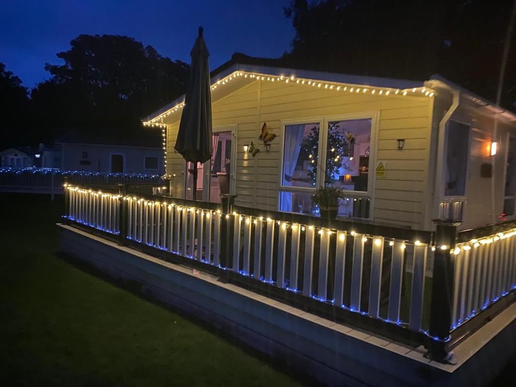 een huis met kerstverlichting aan het hek bij Woodlands 55 Cresswell in Ellington