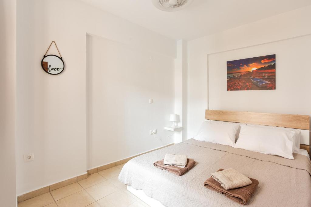 een slaapkamer met een bed met twee handdoeken erop bij Anopolh apartment 11 in Thessaloniki